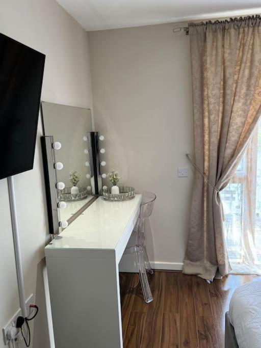 Modern & Stylish 1 Bedroom Apartment, Sleeps 4,